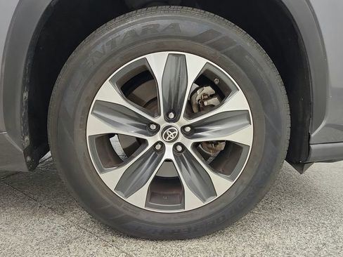 Used 2021 Toyota Highlander XLE FWD image 40