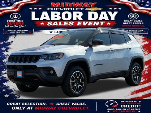 Used 2025 Jeep Compass Trailhawk AWD/4WD image 1
