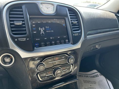Used 2018 Chrysler 300 Limited RWD image 11
