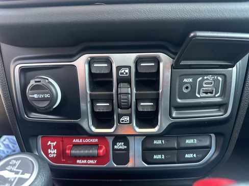 Used 2024 Jeep Gladiator Mojave w/ Technology Group AWD/4WD image 24