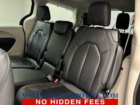 Used 2020 Chrysler Pacifica Touring-L FWD image 15