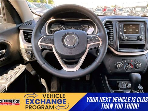 Used 2017 Jeep Cherokee Sport FWD image 5