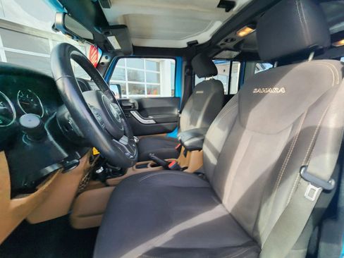 Used 2017 Jeep Wrangler Unlimited Sahara w/ Connectivity Group image 26