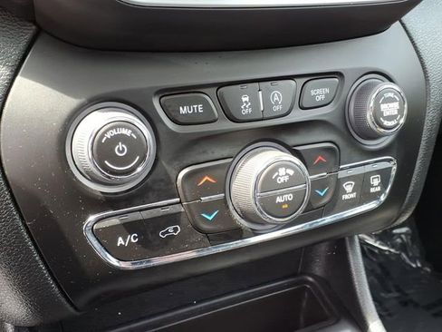 Used 2022 Jeep Cherokee Limited AWD/4WD image 23