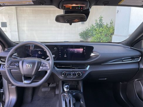 Used 2025 Buick Envista Preferred image 33