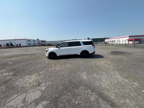 Used 2026 Kia Carnival FWD image 14