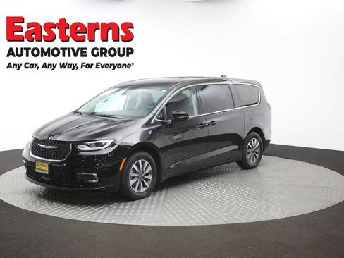 Used 2024 Chrysler Pacifica Limited FWD image 56