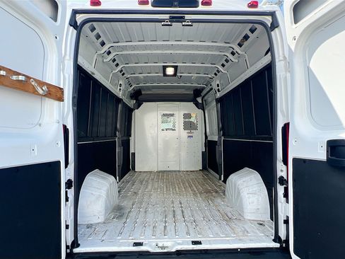 Used 2024 RAM ProMaster 2500 w/ Convenience Group image 32