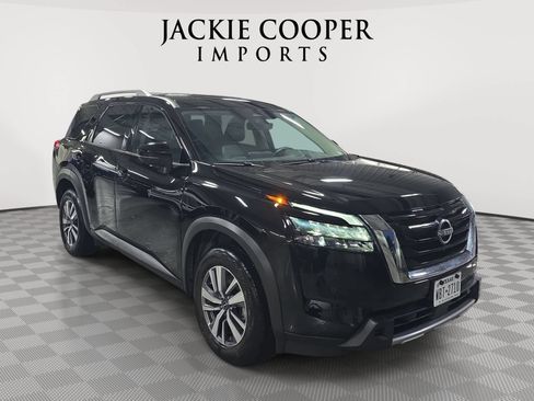 Used 2025 Nissan Pathfinder SL FWD image 3