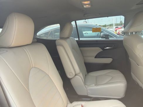 Used 2022 Toyota Highlander XLE FWD image 3