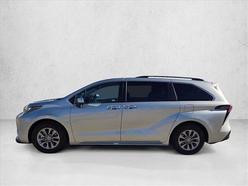 Certified 2024 Toyota Sienna XLE image 7