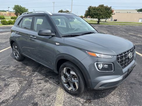 Used 2025 Hyundai Venue Limited FWD image 3