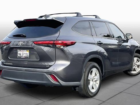 Used 2022 Toyota Highlander LE image 12