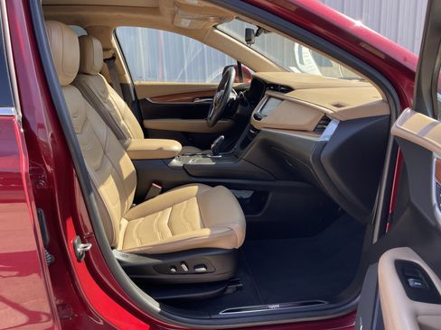 Used 2017 Cadillac XT5 Platinum w/ Driver Assist Package image 11