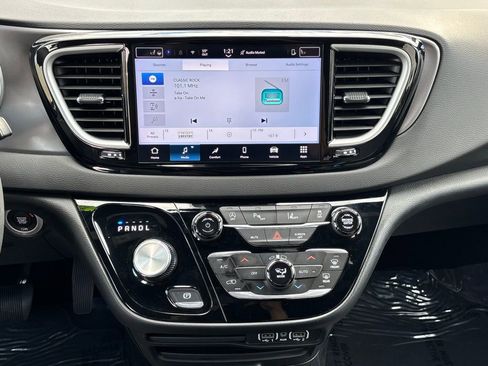 Used 2025 Chrysler Voyager LX image 24