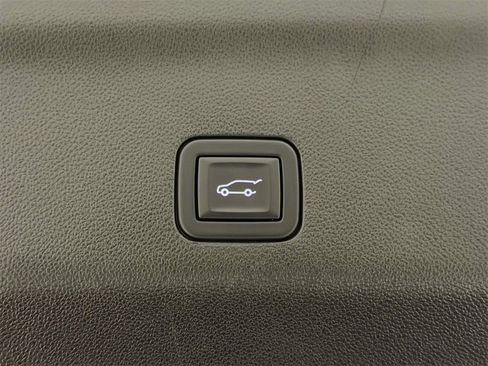 Used 2023 GMC Yukon SLT image 11