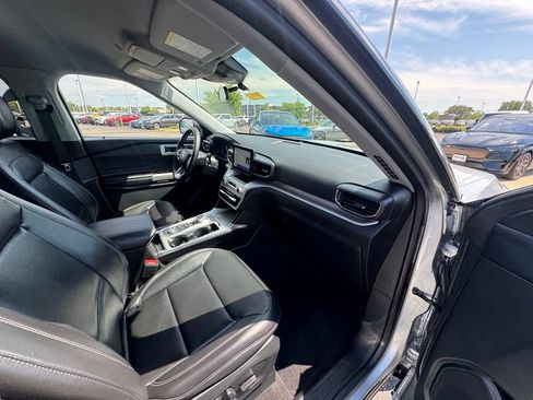 Used 2024 Ford Explorer XLT w/ Equipment Group 202A AWD/4WD image 17