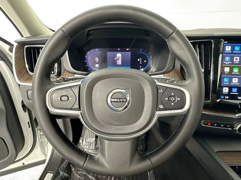 Used 2022 Volvo XC60 B5 Momentum w/ Protection Package Premier image 11