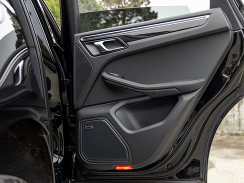 Certified 2025 Porsche Macan image 41