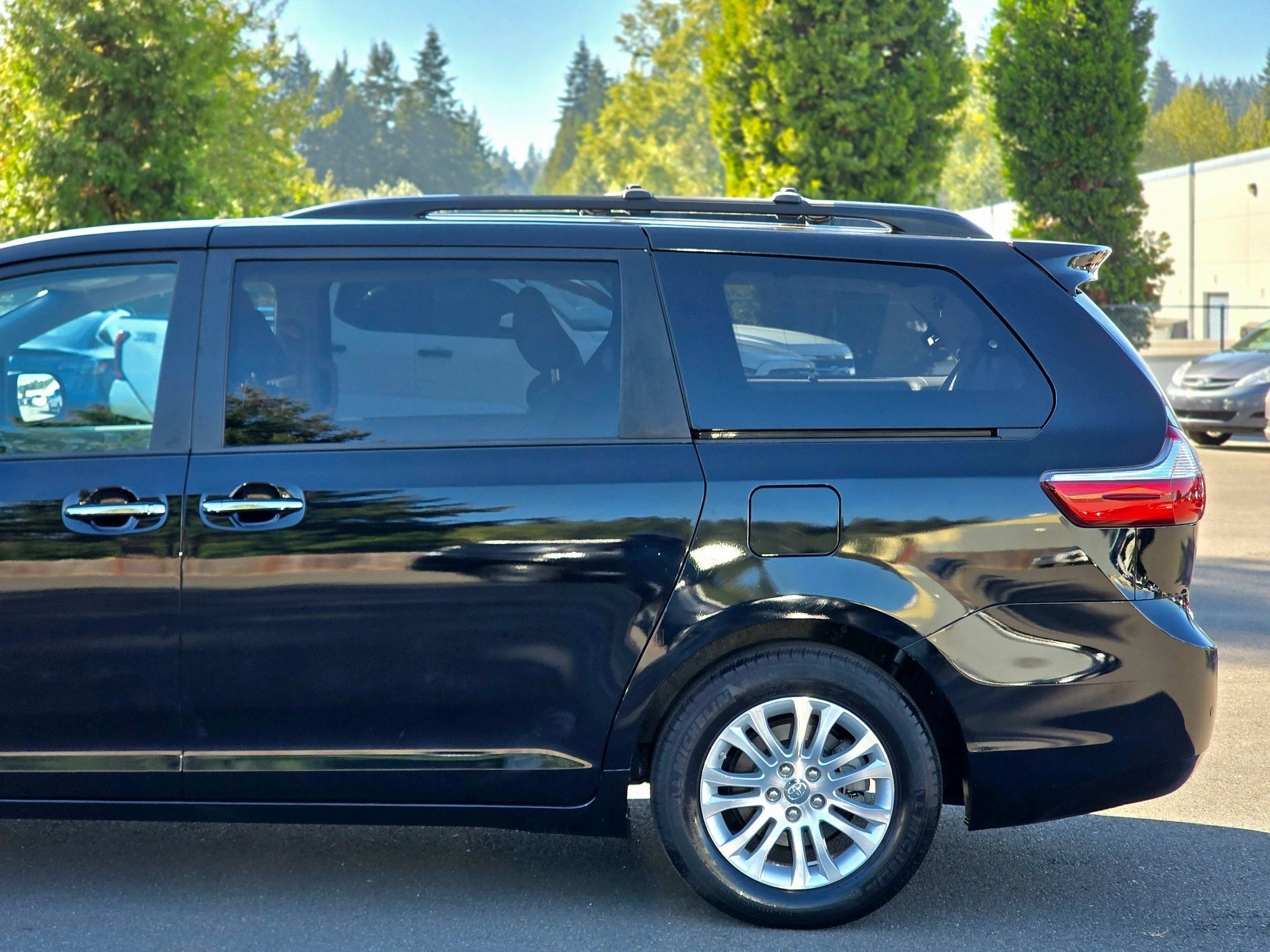 Used 2017 Toyota Sienna XLE w/ XLE Navigation Package FWD image 7