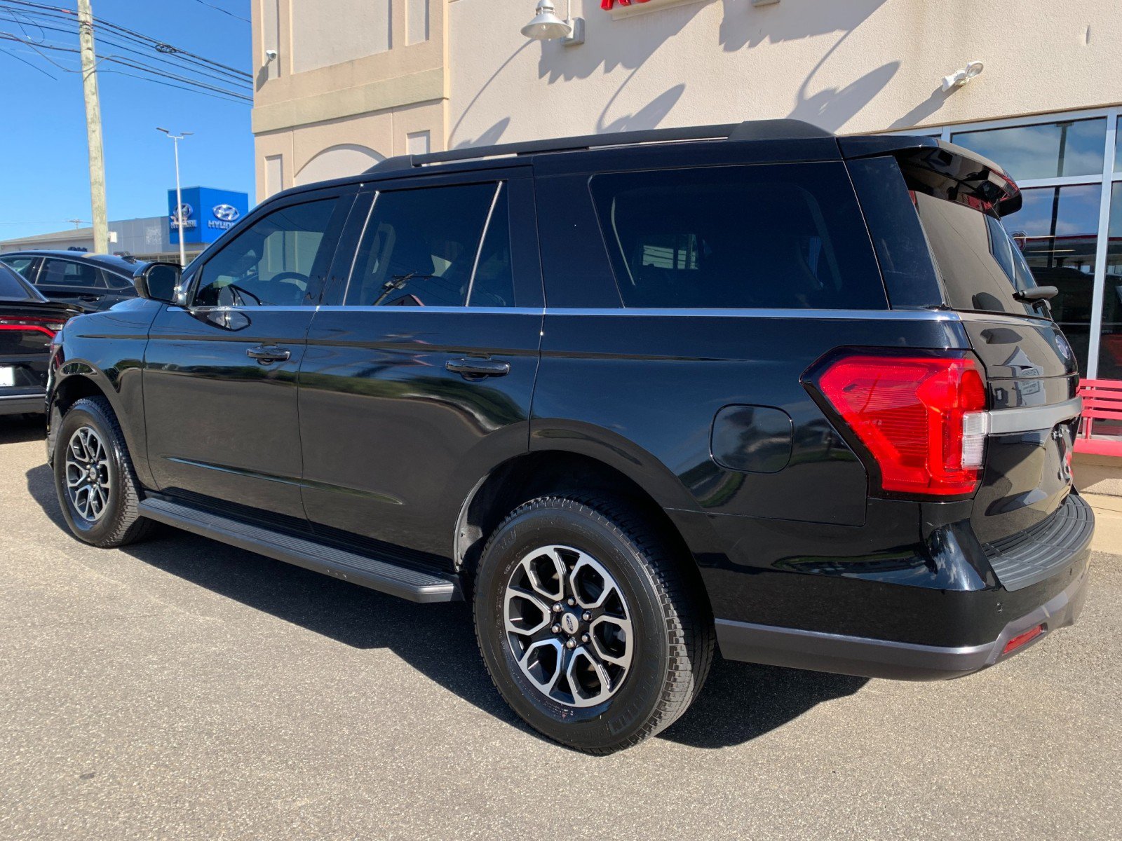 Used 2023 Ford Expedition XLT AWD/4WD image 5