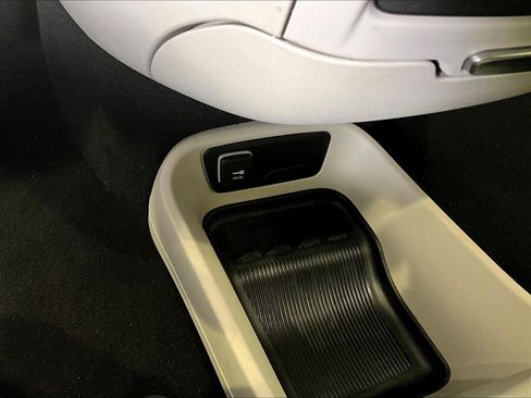 Used 2024 Chrysler Pacifica Select image 16