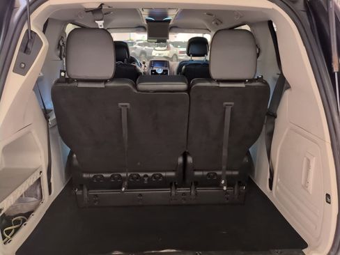 Used 2014 Chrysler Town & Country Touring image 13