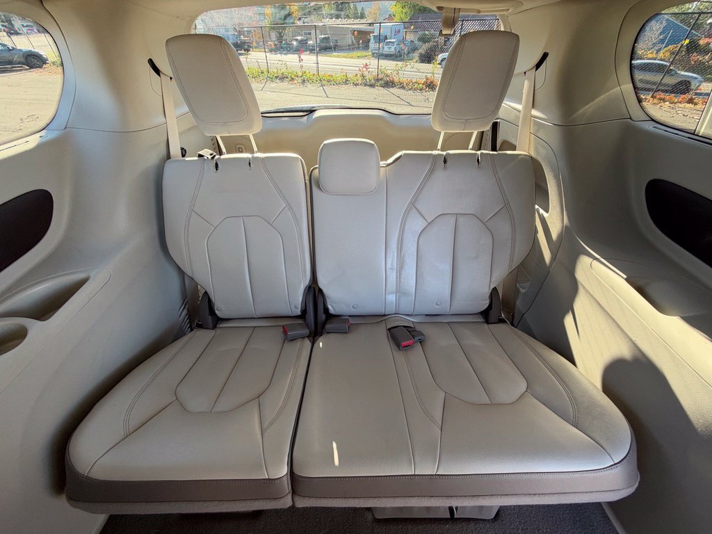 Used 2017 Chrysler Pacifica Touring-L FWD image 25