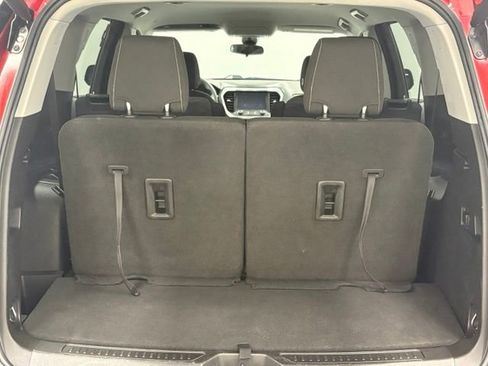 Used 2021 GMC Acadia SLE w/ Driver Convenience Package FWD image 9
