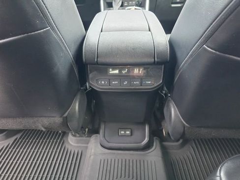 Used 2022 Toyota Highlander XLE AWD/4WD image 19