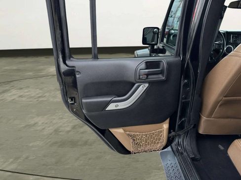 Used 2015 Jeep Wrangler Unlimited Sahara image 12
