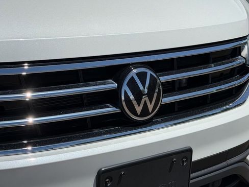 Used 2023 Volkswagen Tiguan SE w/ Panoramic Sunroof Package FWD image 9