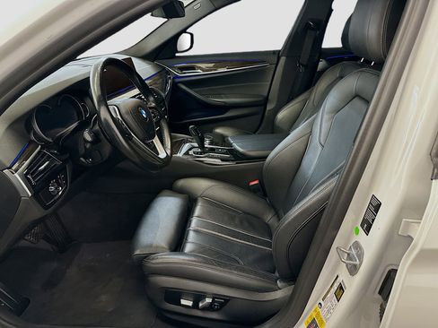 Used 2019 BMW 530e xDrive w/ Premium Package image 13