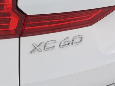 Used 2021 Volvo XC60 T5 Momentum w/ Premium Package image 12