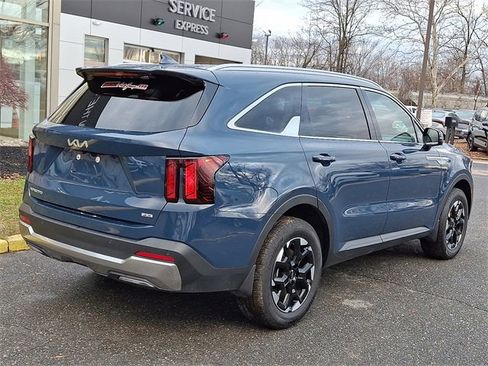 Certified 2025 Kia Sorento S image 6
