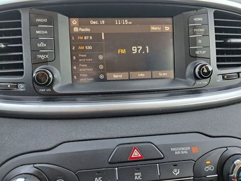 Used 2019 Kia Sorento L image 10