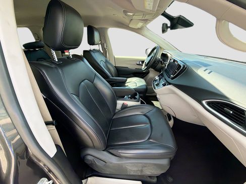 Used 2023 Chrysler Pacifica Touring-L FWD image 16