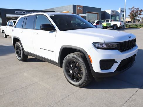 New 2025 Jeep Grand Cherokee Altitude image 1