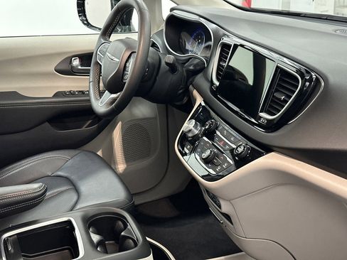 Used 2024 Chrysler Pacifica Touring-L image 10