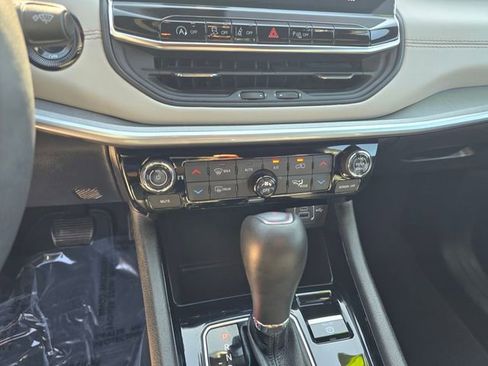 Used 2025 Jeep Compass Limited image 31