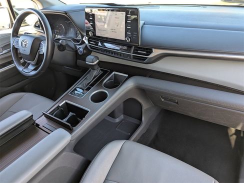 Used 2024 Toyota Sienna XLE image 14