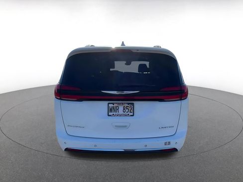 Used 2022 Chrysler Pacifica Limited FWD image 12