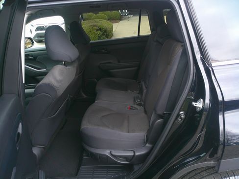 Used 2022 Toyota Highlander LE image 30