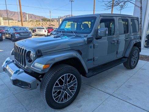 Used 2022 Jeep Wrangler Unlimited Sahara AWD/4WD image 3