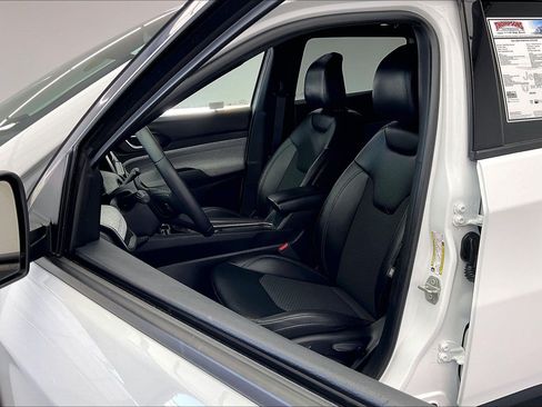 Used 2024 Jeep Compass Latitude AWD/4WD image 17