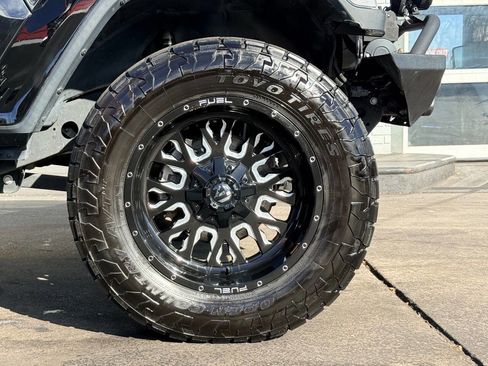 Used 2021 Jeep Gladiator Sport image 13