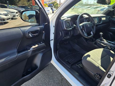 Used 2017 Toyota Tacoma TRD Sport w/ Tow Package (A/T) image 15