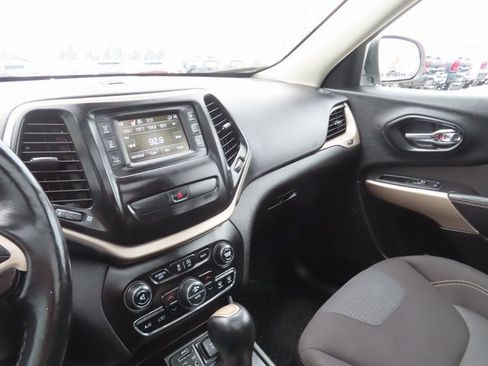 Used 2018 Jeep Cherokee Latitude w/ Comfort & Convenience Group image 35