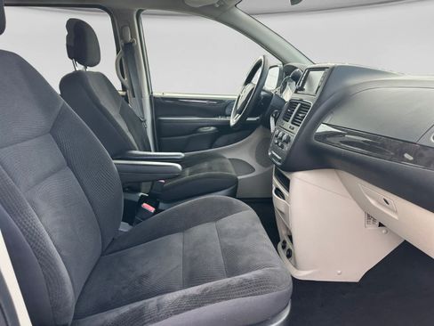 Used 2019 Dodge Grand Caravan SE w/ UConnect Hands-Free Group FWD image 16