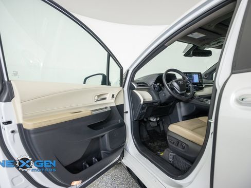 Used 2024 Toyota Sienna Limited AWD/4WD image 9
